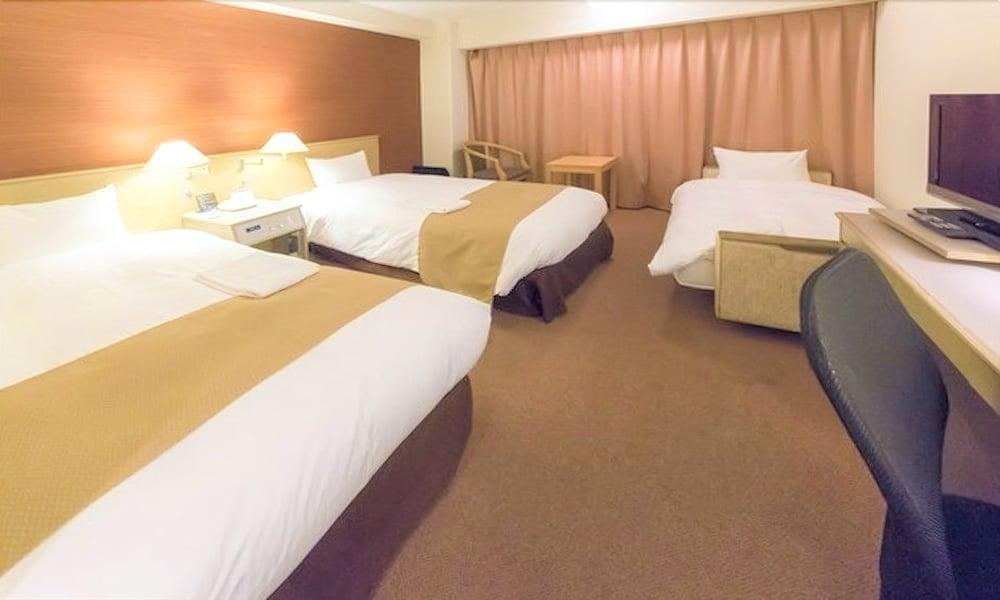סואיטה Minamisenri Crystal Hotel מראה חיצוני תמונה