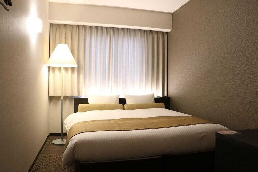 סואיטה Minamisenri Crystal Hotel מראה חיצוני תמונה
